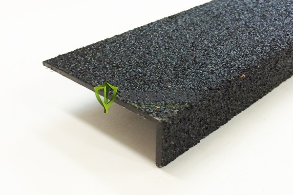 Угловой противоскользящий профиль из стеклопластика (800х70х30мм) от интернет-магазина Формула Защиты