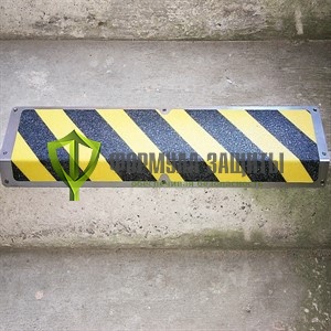 Противоскользящий алюминиевый профиль 120х45х1000 (с чёрно-жёлтой лентой) от интернет-магазина Формула Защиты