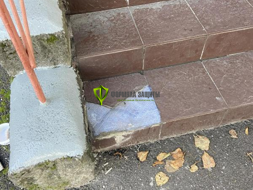 Монтаж алюминиево-резиновых накладок на ступени 04.09.2024 г.