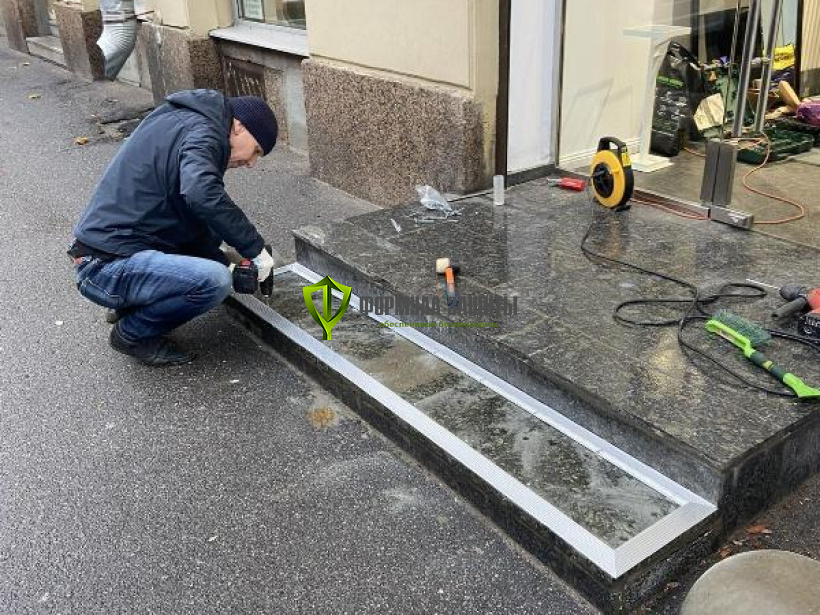 Монтаж модульного грязезащитного покрытия Клин Стэп "антикаблук" 06.11.2024 г.