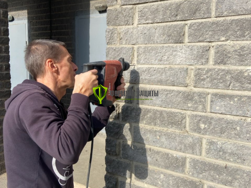 Изготовление и монтаж таблички из оргстекла 28.09.2023 г.