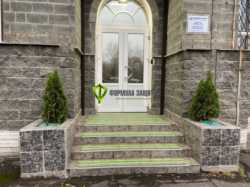 Монтаж самоклеящихся полос против скольжения 02.11.2019 г.