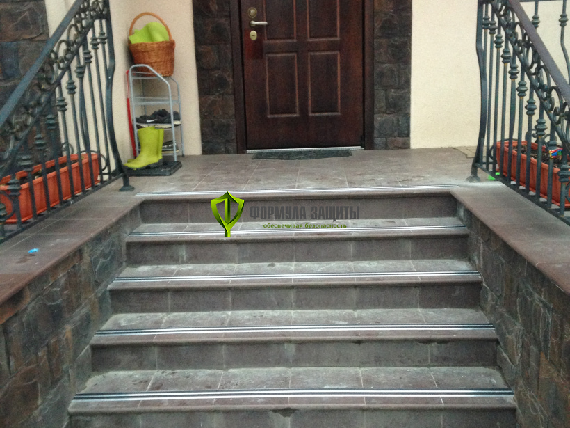Монтаж алюминиево-резиновых накладок на ступени 03.12.2017 г.