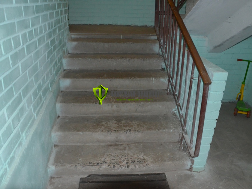 Монтаж резиновых проступей на ступени 13.08.2017 г.