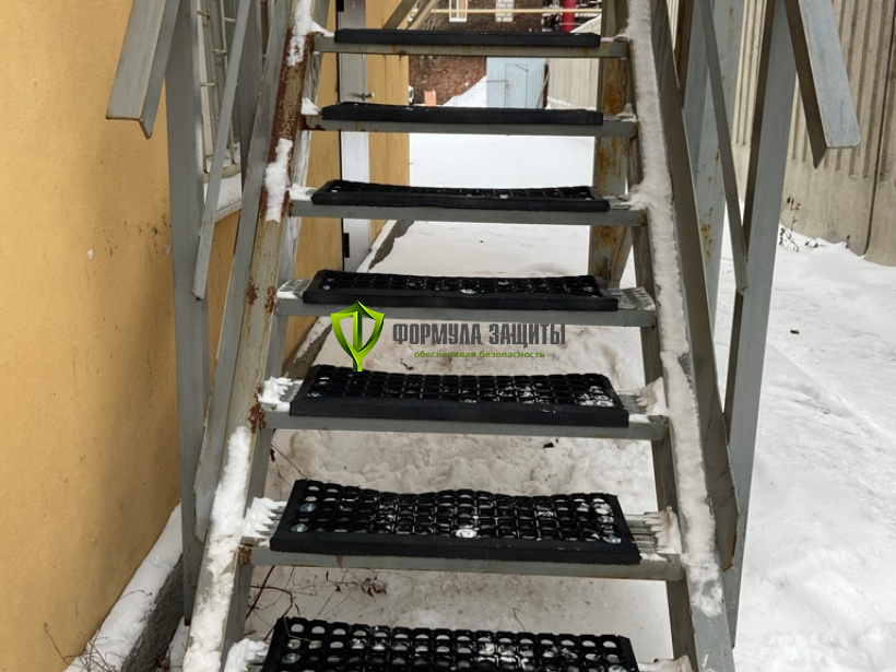 Монтаж резиновых "Ячеистых" проступей на ступени 29.12.2021 г.