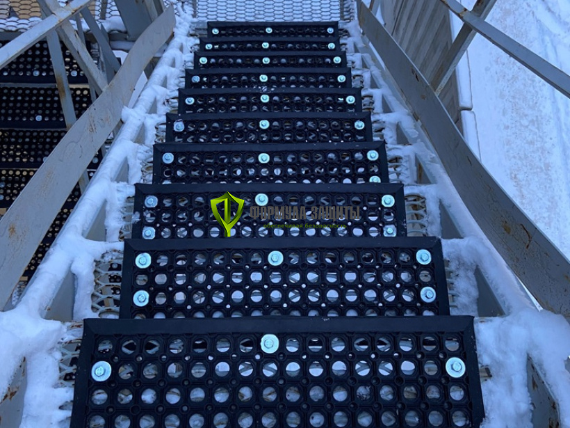 Монтаж резиновых "Ячеистых" проступей на ступени 29.12.2021 г.