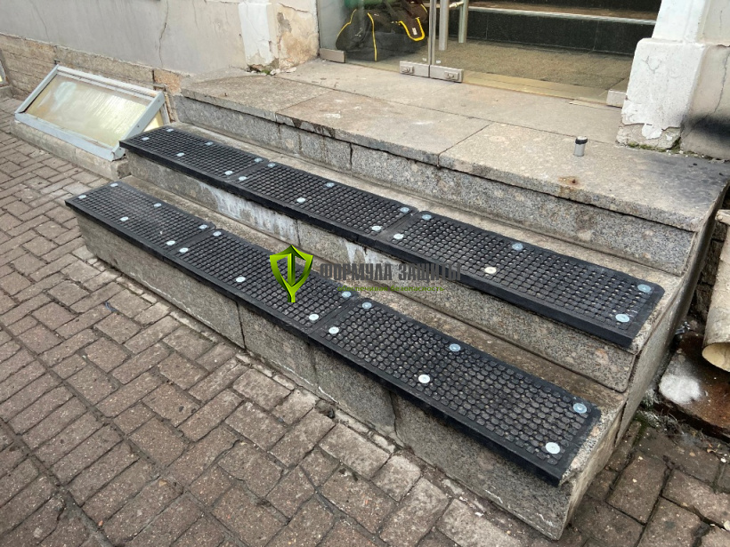 Монтаж резиновых "Ячеистых" проступей на ступени 22.12.2019 г.