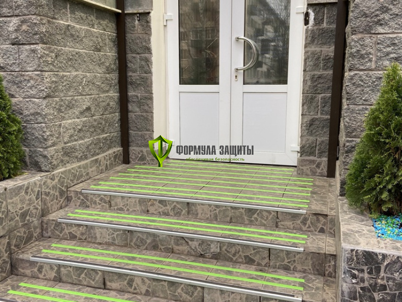 Монтаж самоклеящихся полос против скольжения 02.11.2019 г.