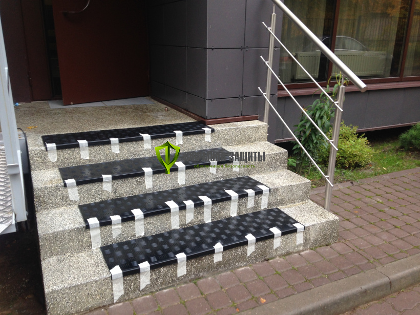 Монтаж резиновых проступей на ступени 12.10.2018 г.