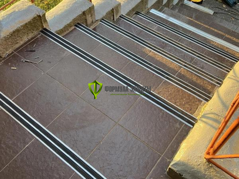 Монтаж алюминиево-резиновых накладок на ступени 04.09.2024 г.