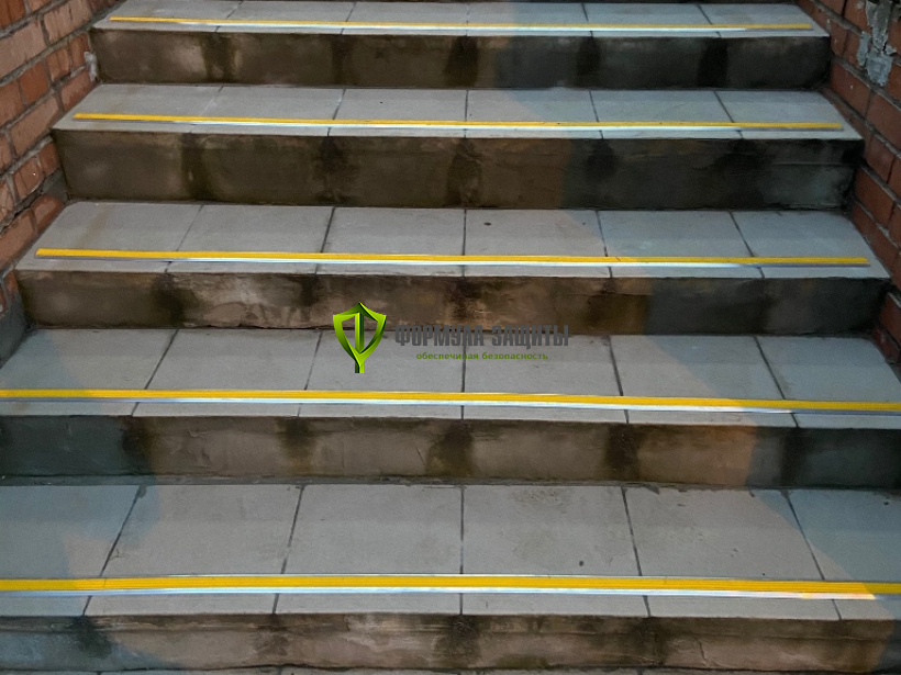 Монтаж алюминиево-резиновых накладок на ступени 21.11.2020 г.