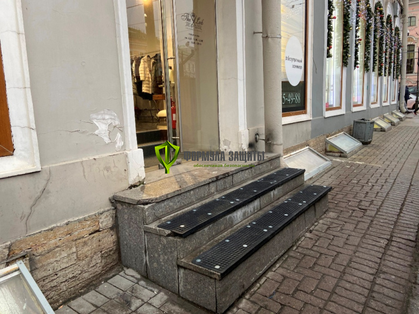 Монтаж резиновых "Ячеистых" проступей на ступени 22.12.2019 г.