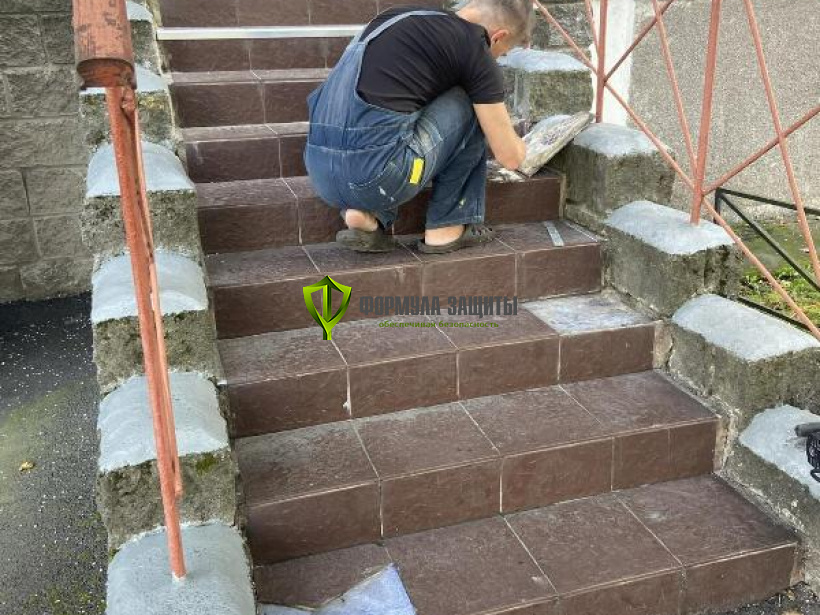 Монтаж алюминиево-резиновых накладок на ступени 04.09.2024 г.