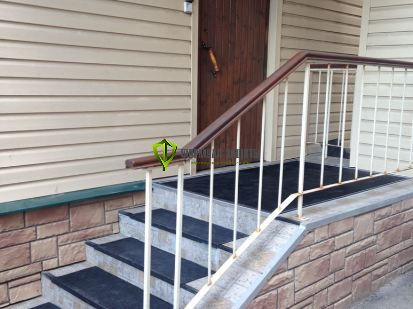 Монтаж противоскользящих покрытий на крыльцо 26.05.2017 г.