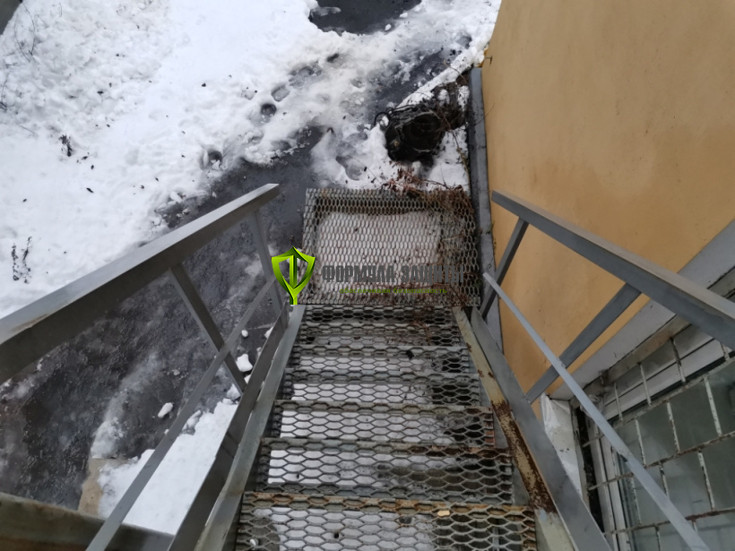 Монтаж резиновых "Ячеистых" проступей на ступени 29.12.2021 г.