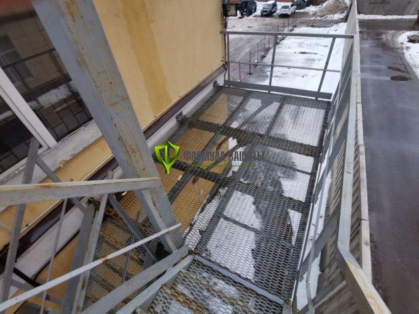 Монтаж резиновых "Ячеистых" проступей на ступени 29.12.2021 г.