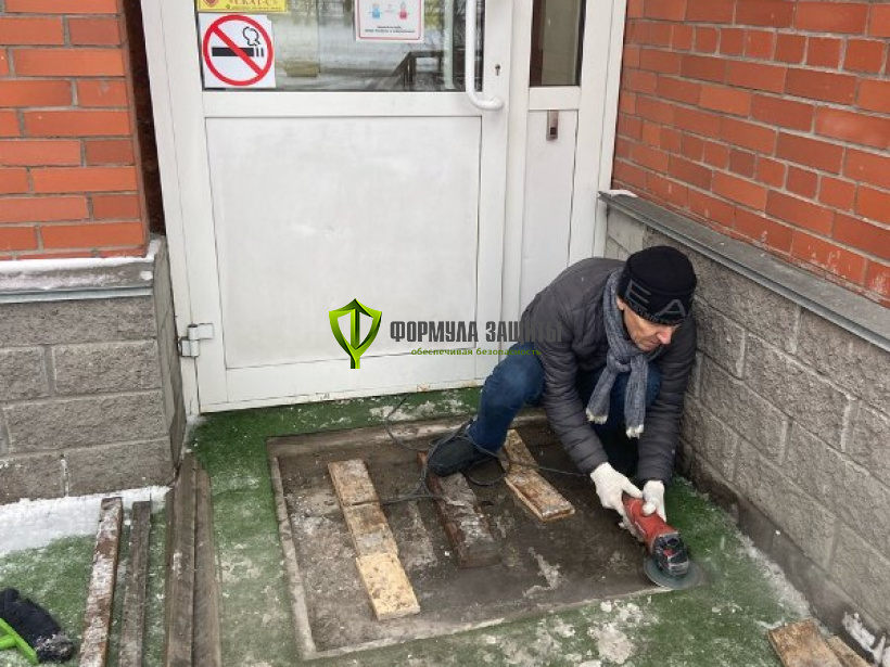 Изготовление и монтаж придверной алюминиевой решетки 24.11.2023 г.