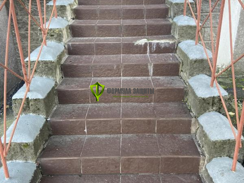 Монтаж алюминиево-резиновых накладок на ступени 04.09.2024 г.