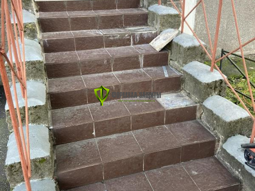 Монтаж алюминиево-резиновых накладок на ступени 04.09.2024 г.