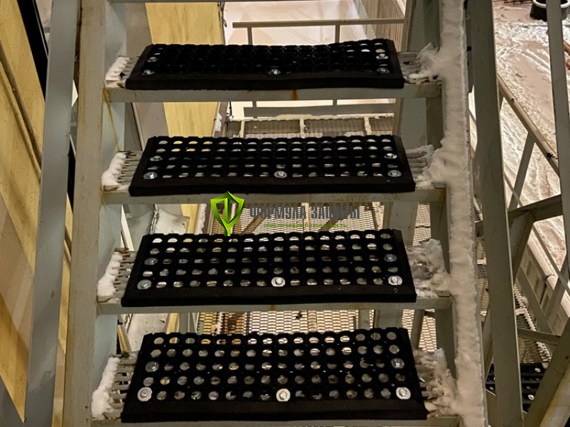 Монтаж резиновых "Ячеистых" проступей на ступени 29.12.2021 г.