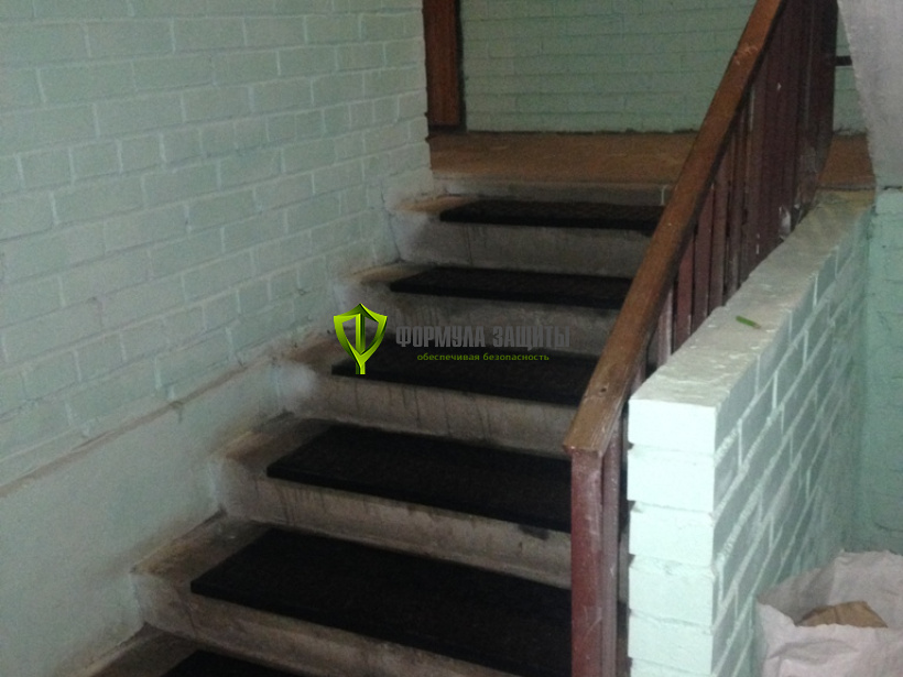 Монтаж резиновых проступей на ступени 13.08.2017 г.