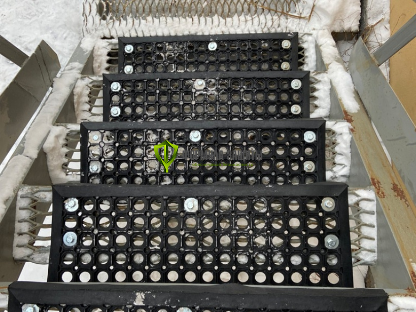 Монтаж резиновых "Ячеистых" проступей на ступени 29.12.2021 г.