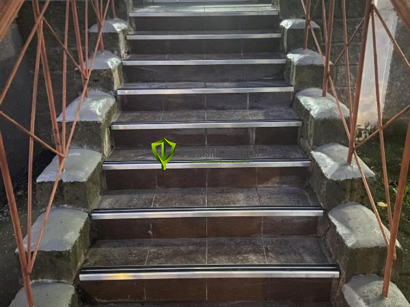 Монтаж алюминиево-резиновых накладок на ступени 04.09.2024 г.