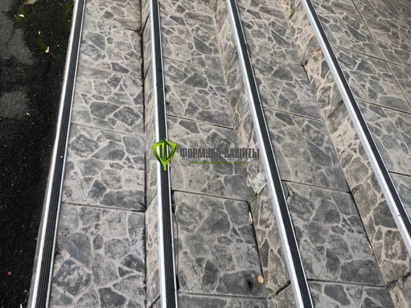 Монтаж самоклеящихся полос против скольжения 02.11.2019 г.