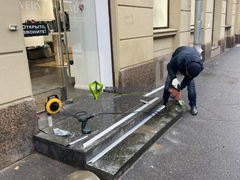 Монтаж модульного грязезащитного покрытия Клин Стэп "антикаблук" 06.11.2024 г.