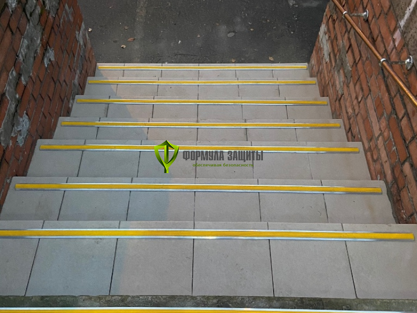 Монтаж алюминиево-резиновых накладок на ступени 21.11.2020 г.