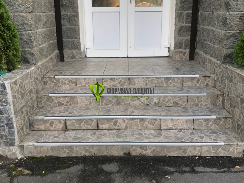 Монтаж самоклеящихся полос против скольжения 02.11.2019 г.