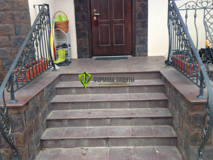 Монтаж алюминиево-резиновых накладок на ступени 03.12.2017 г.