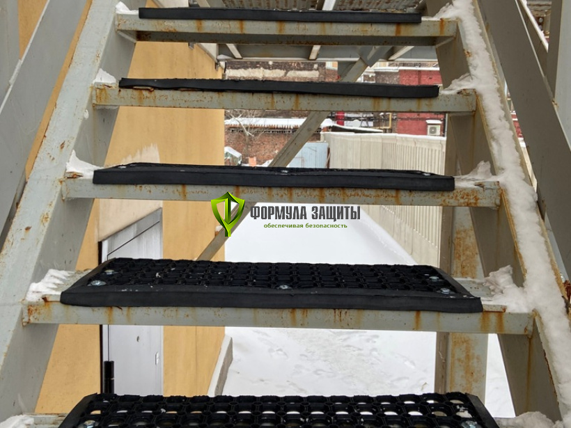 Монтаж резиновых "Ячеистых" проступей на ступени 29.12.2021 г.