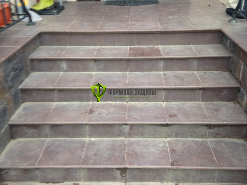 Монтаж алюминиево-резиновых накладок на ступени 03.12.2017 г.