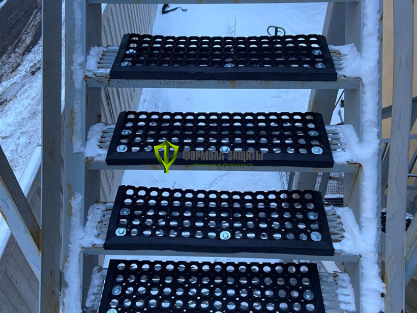 Монтаж резиновых "Ячеистых" проступей на ступени 29.12.2021 г.