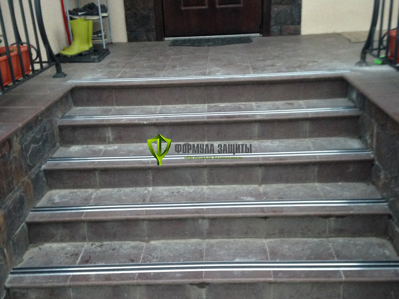 Монтаж алюминиево-резиновых накладок на ступени 03.12.2017 г.
