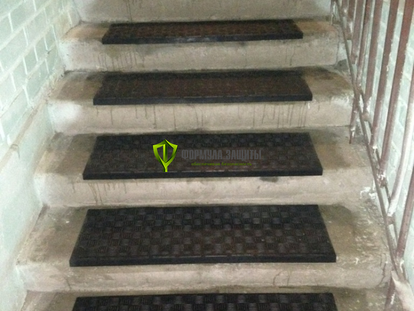 Монтаж резиновых проступей на ступени 13.08.2017 г.