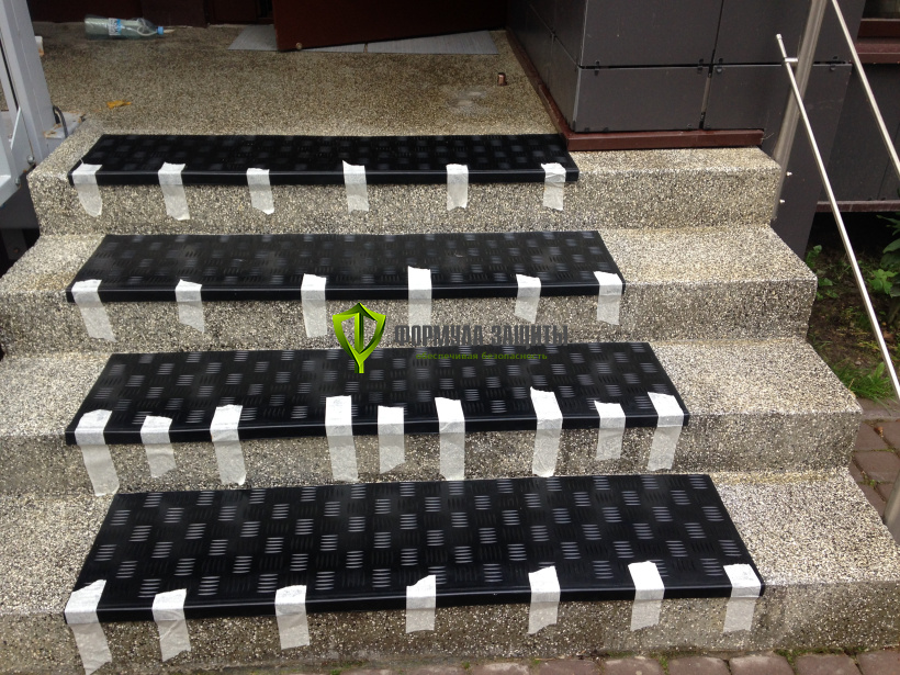 Монтаж резиновых проступей на ступени 12.10.2018 г.