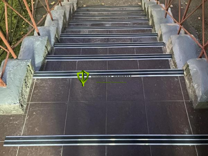 Монтаж алюминиево-резиновых накладок на ступени 04.09.2024 г.