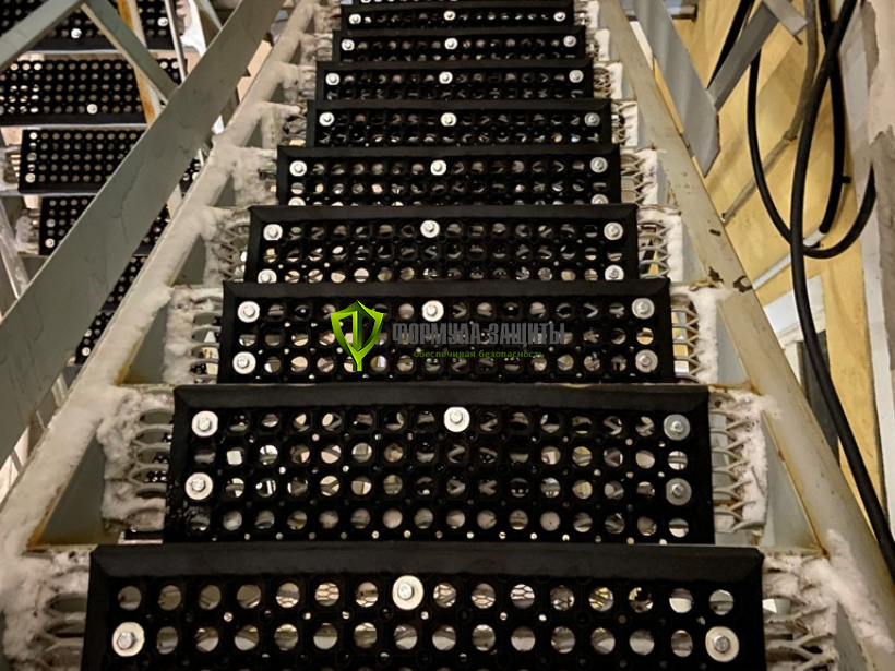 Монтаж резиновых "Ячеистых" проступей на ступени 29.12.2021 г.