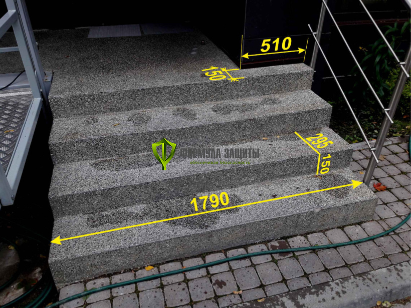 Монтаж резиновых проступей на ступени 12.10.2018 г.