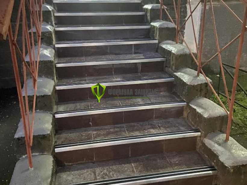 Монтаж алюминиево-резиновых накладок на ступени 04.09.2024 г.