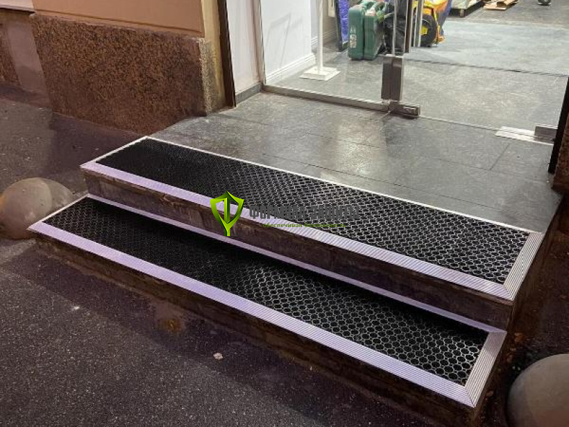 Монтаж модульного грязезащитного покрытия Клин Стэп "антикаблук" 06.11.2024 г.