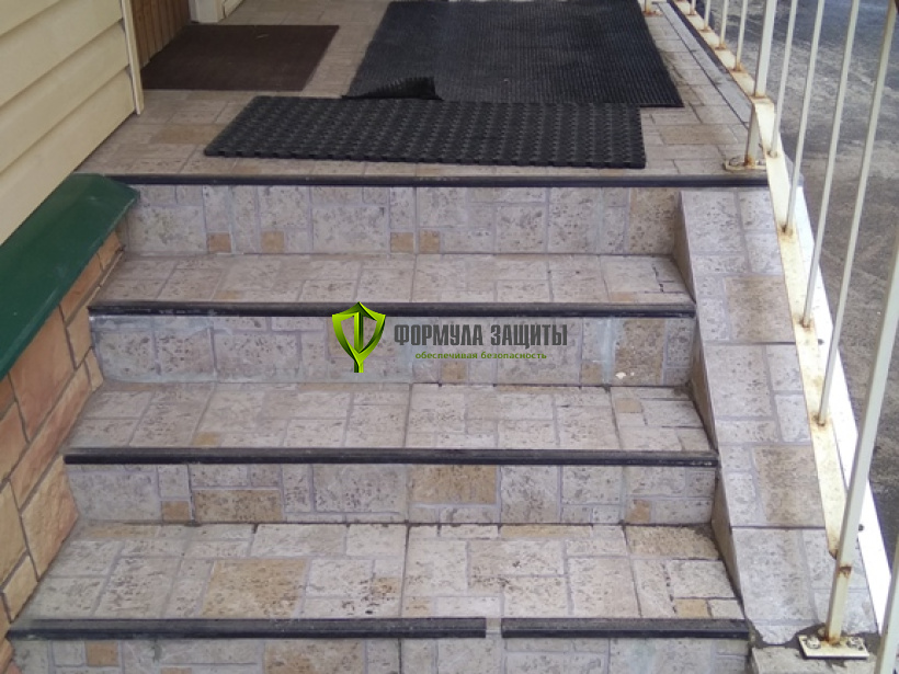 Монтаж противоскользящих покрытий на крыльцо 26.05.2017 г.