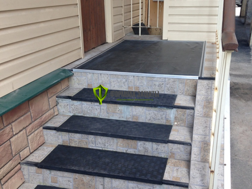 Монтаж противоскользящих покрытий на крыльцо 26.05.2017 г.