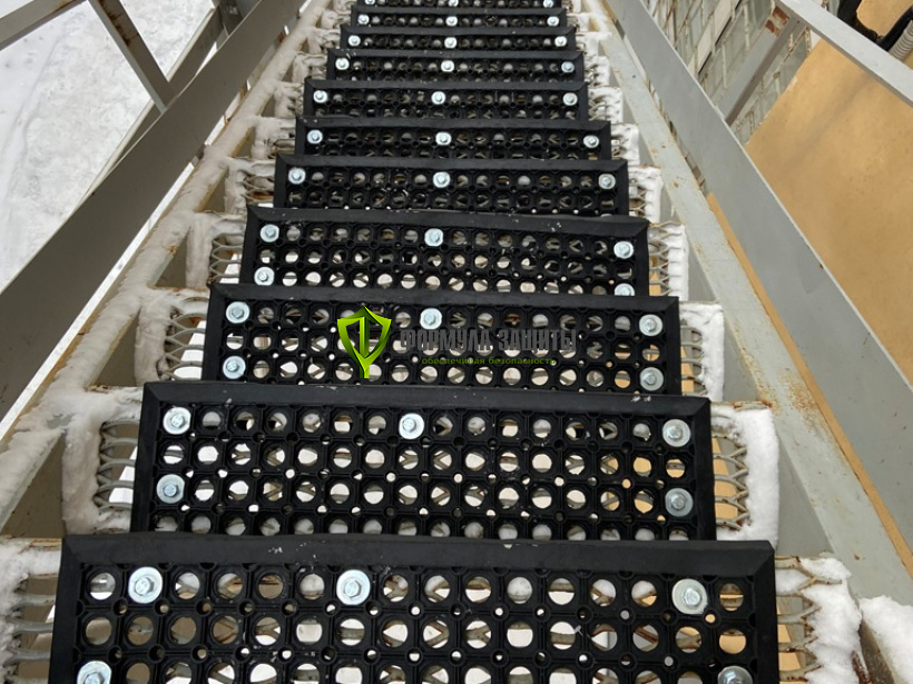 Монтаж резиновых "Ячеистых" проступей на ступени 29.12.2021 г.