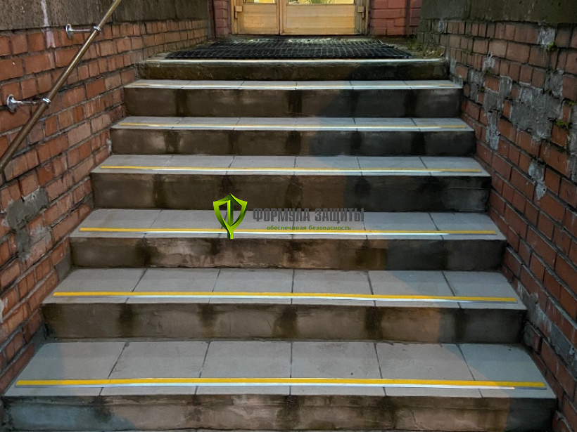 Монтаж алюминиево-резиновых накладок на ступени 21.11.2020 г.